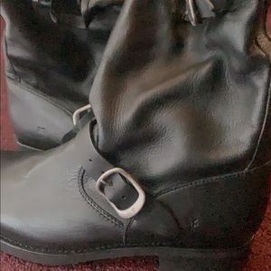 Frye Women’s Round Toe Veronica Short Black Leather Buckle Boots.